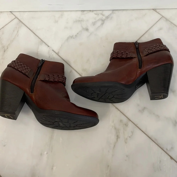 Like new B.O.C., women’s 9, brown leather ankle booties with braid detail - Picture 4 of 9